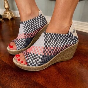 EUC Women's Bernie Mev Sabrina Wedges Shoes Navy Pink Gray Size 38 or 7